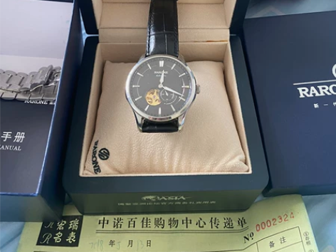 雷诺机械手表自带的,实体店买的,表皮带花了...