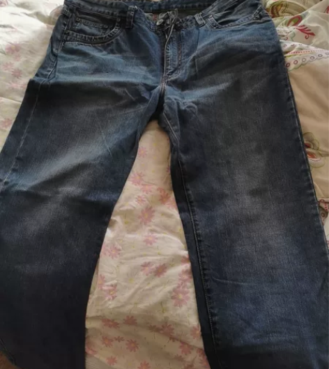 男士牛仔裤37号 大腿上有油,不介意的话拿...