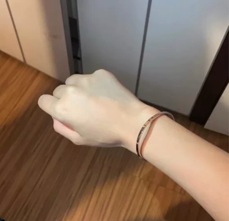 DW手镯，搭配手表各种手饰都好看，没带几次...