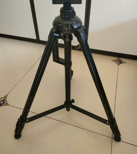 转让一个马丽牌铝合金画架,功能正常,可以使...