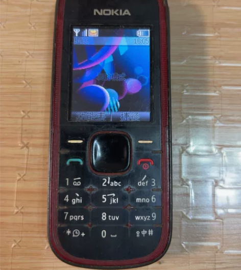 诺基亚5030，橙色差，不用插耳机就可以听...