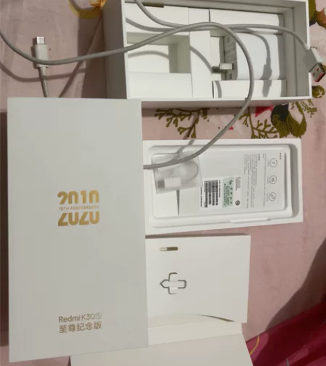 Redmi K30S至尊纪念版的原包装盒、...