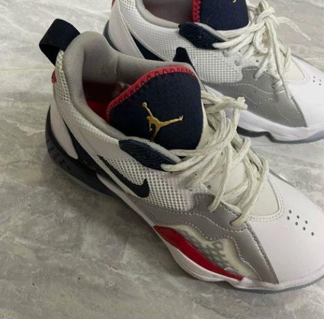 nike 乔丹 买来只穿了一次 鞋太多了...