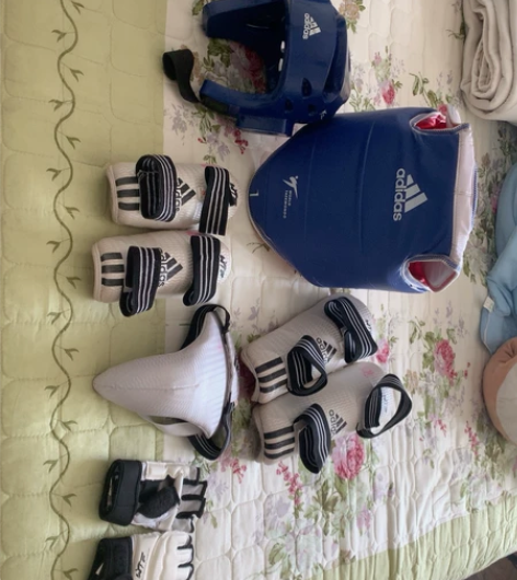 跆拳道护具一套,阿迪达斯正品,道馆780买...