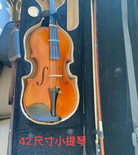 42尺寸小提琴,适合7岁+身高。轻微磕碰,...