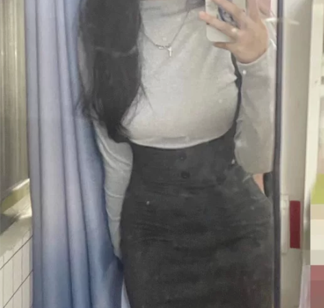 本人实拍，一个上衣和小裙子，是一套的，仅穿...