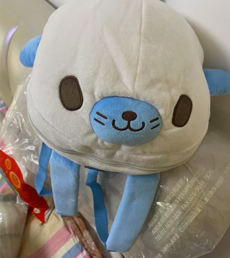 卡通背包，购于哈尔滨极地世界，长约23cm...