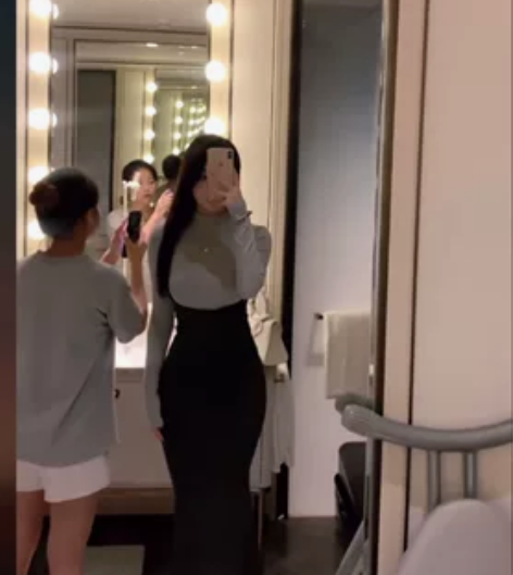 一套黑色背带连衣裙吊带包臀裙鱼尾裙修身后妈...