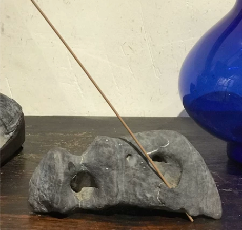 手把灵璧石,一把握,原石原孔原底,现在用作...