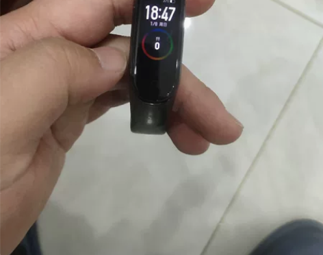 小米手环4nfc版，表带有点旧，没有充电器...