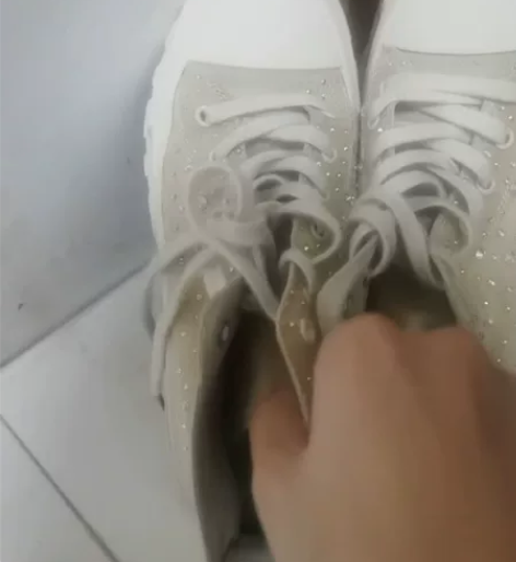40帆布鞋，是个牌子，但不记得了，尚未清洗...