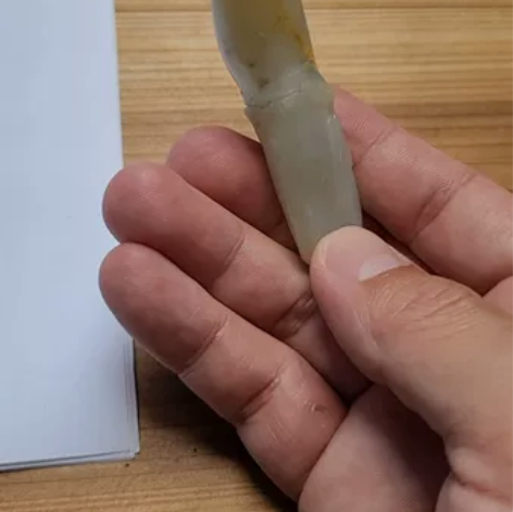 #和田玉籽料,皮色雕了一个金蝉,白玉雕一个...