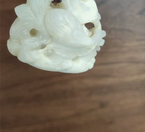 一个老玉雕，底下有孔，可能是香炉盖钮，玉质...