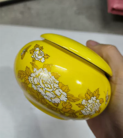 黄釉茶叶罐:黄釉花卉纹饰茶叶罐.鎏金加添彩...