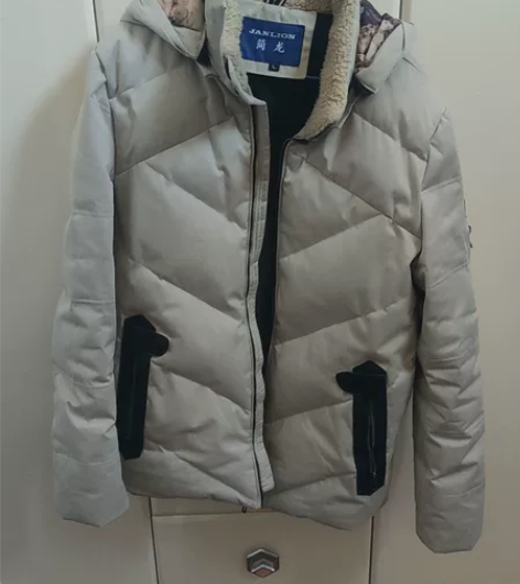 男士乳白色羽绒服一件，比较厚实暖和的，就是...
