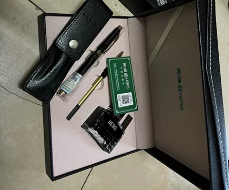 英雄牌钢笔礼盒,全新,带墨水,可更换笔芯款...