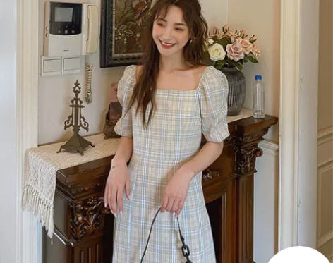 法式格子方领泡泡袖连衣裙女夏 过膝下摆开叉...