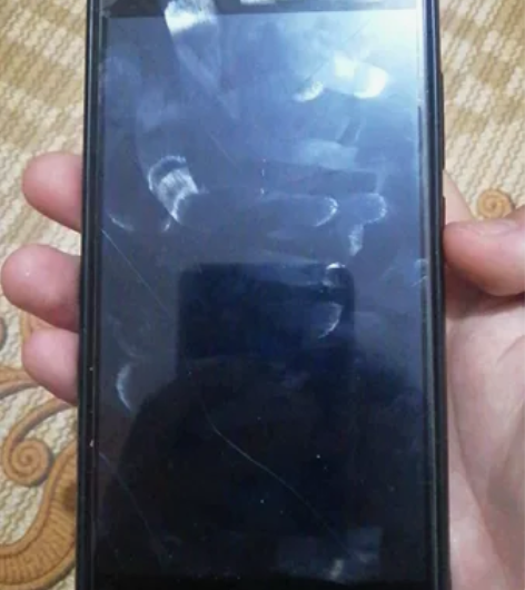 小米5x，4+64G，骁龙625，外屏裂了...