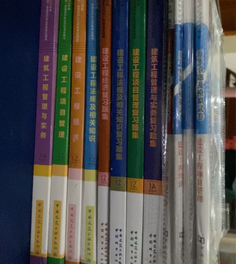 一级建造师(建筑工程)全套教材，题库扫码有...