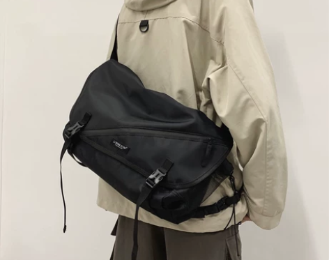 男士工装包斜挎包跨包潮牌机车包日系原宿机能...