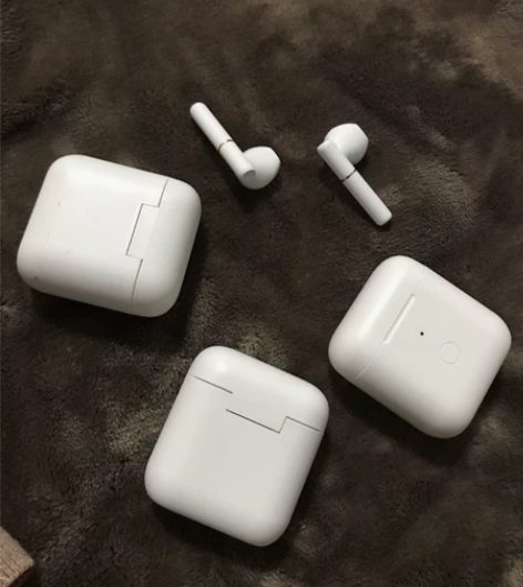 QCY T8白色蓝牙耳机右耳和充电仓一起,...