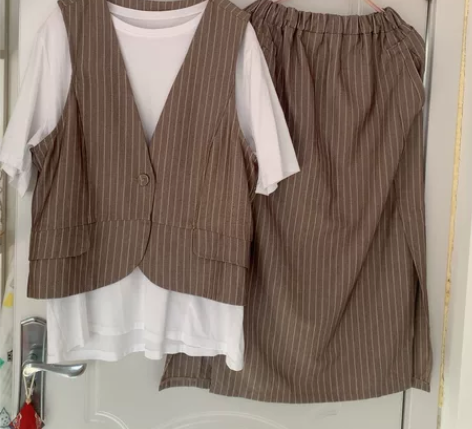 9.9新西服马甲和裙子XL码很好看几乎穿不...