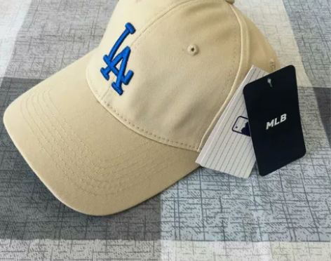 出mlb棒球帽，可以扫码查验，吊牌还没摘，...