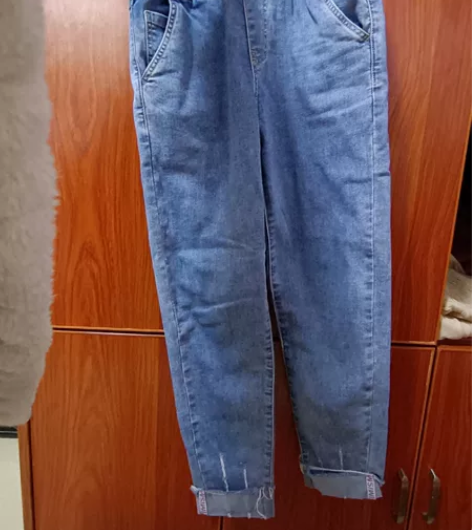 牛仔裤,原价二百多 衣服太多了,衣柜放不下...