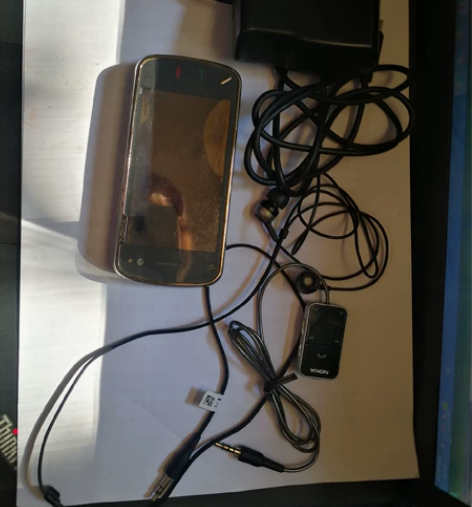 多年前自用NOKIA N97手机一套 ...