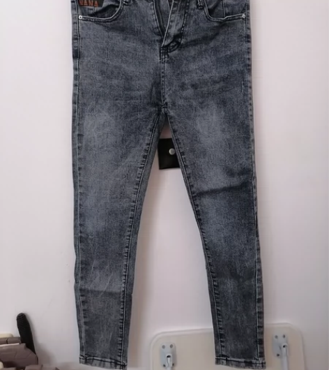 紧身牛仔裤size28，上面是有一些破洞设...