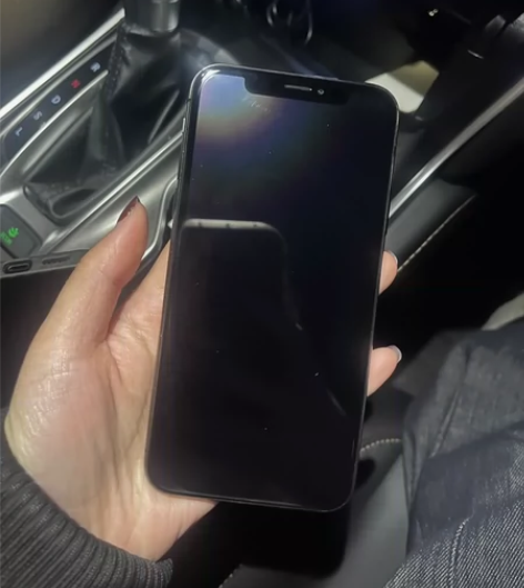 女士一手iPhoneX 无面部识别 忘记I...