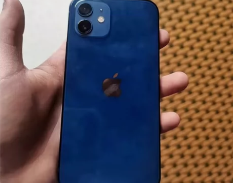 出自己用的iPhone 12蓝色，换过摄像...