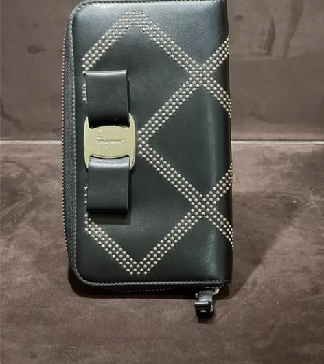 Ferragamo 女士长钱夹 感兴趣的话...