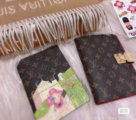 Lv专柜正品笔记本 右边那个带五金的,不怎...