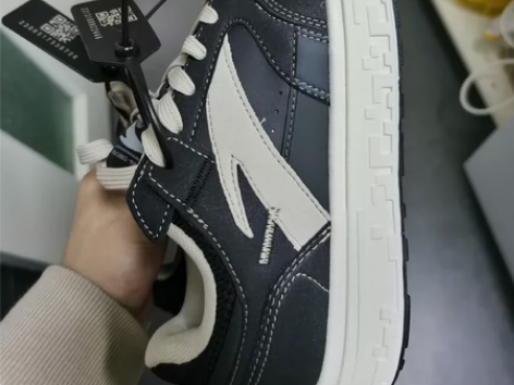 安踏王一博同款街顽潮流休闲板鞋黑灰燔石40...