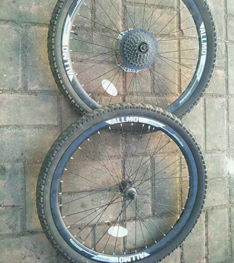 包邮自行车轮组,铝合金钢圈加轮胎两个很新,...