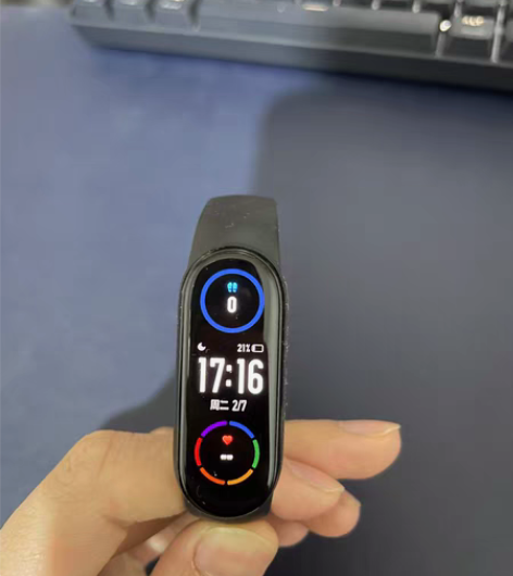 转卖小米手环6，正常使用痕迹，带原装充电线...