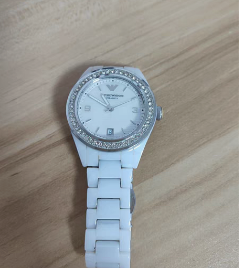 阿玛尼手表白色女士 朋友之前送的,不习惯戴...