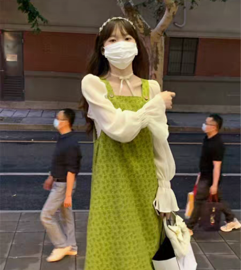 转卖法式复古绿色山茶花背带裙女春秋宽肩带方...