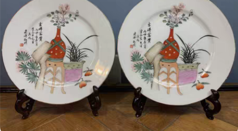 建国初期（1956年）粉彩博古清供纹盘一对...
