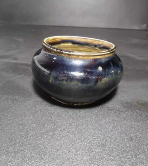 明代瓷香炉，釉光窑变漂亮 感兴趣的话点“我...