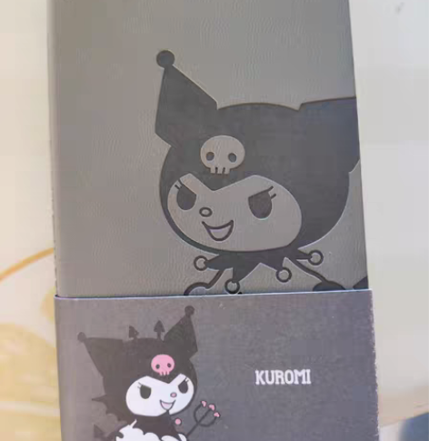 包邮在网上买的库洛米的小本子,就自己拼贴了...
