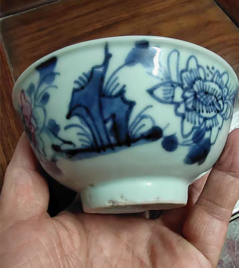 清早期青花茶碗，画工流畅，有一冲余完好。包...