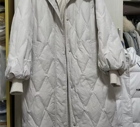 米白色菱格长款白鸭绒羽绒服 如图颜色款式,...