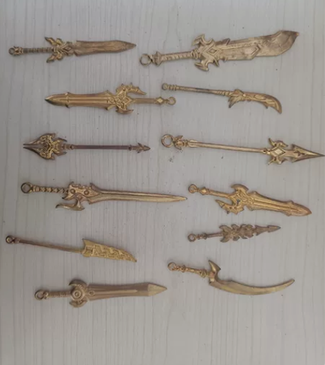 出童年玩具。图一图二均为王者荣耀武器，图一...
