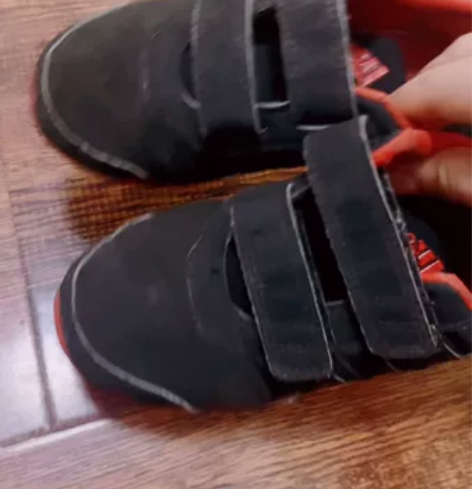 阿迪儿童运动鞋 鞋子超舒服,魔术贴的穿脱方...
