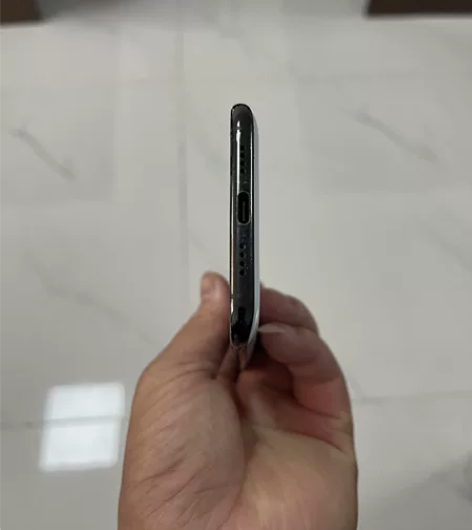 小米6。橙色就当很垃圾。指纹好的,换过屏幕...