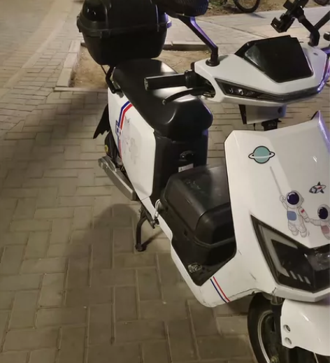 一个48付58安大铅酸电池,一个锂电池,满...