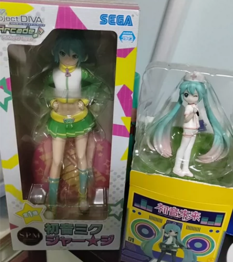 初音未来手办,两个同时出,右边那个底座没有...
