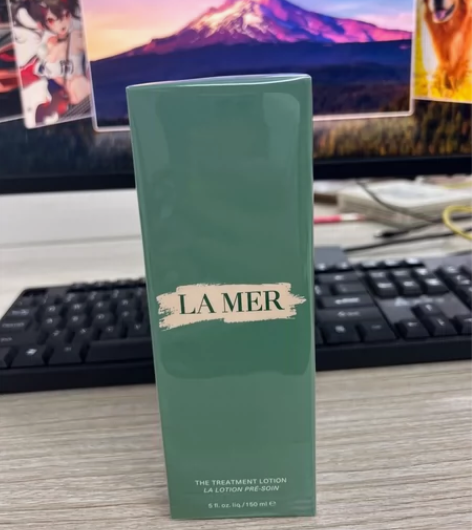全新闲置,一瓶精粹水150ml便宜出,家里...